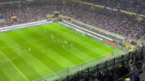 父子时光！詹姆斯社媒晒自己和布朗尼一同坐车去打高尔夫